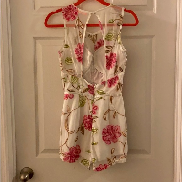 A white floral romper in excellent condition - Picture 2 of 3
